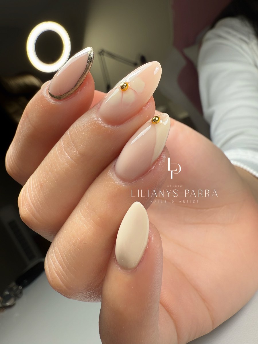 Set de uñas almendradas, trabajo de Lilianys Parra