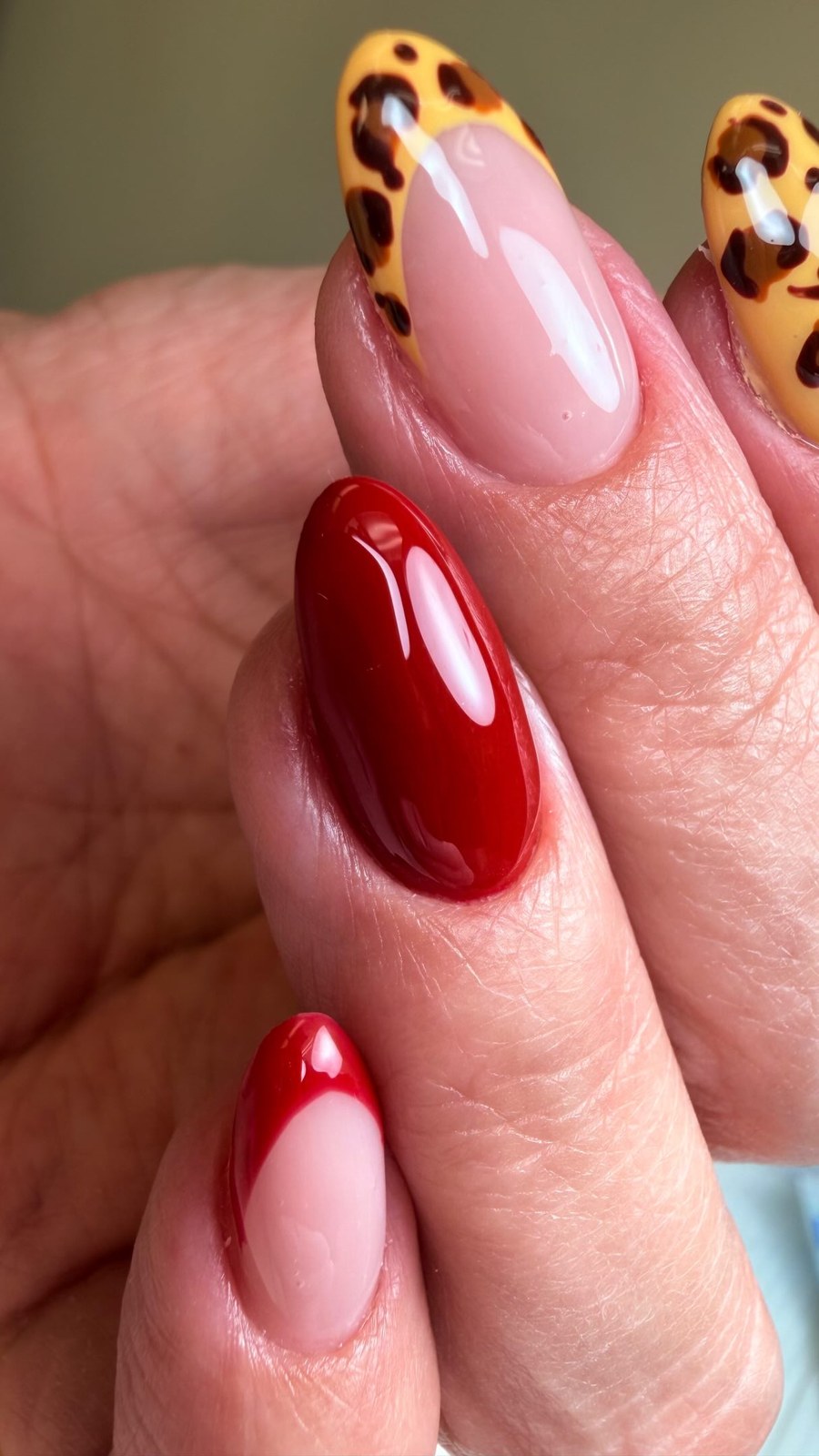 Set de uñas con diseño dorado, trabajo de Lilianys Parra